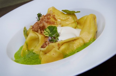 Domácí ravioly, špenát, tvaroh, máslová strouhanka, makový olej